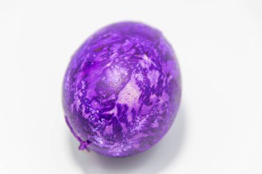 Beyaz arka planda mor paskalya yumurtası, yakın plan.