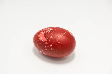 Beyaz arkaplanda paskalya yumurtası, yakın plan.