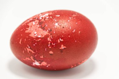 Beyaz arkaplanda paskalya yumurtası, yakın plan.