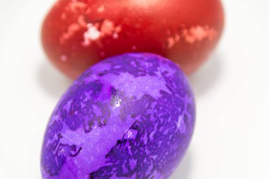 Beyaz arkaplanda renkli paskalya yumurtaları