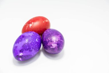 Beyaz arkaplanda renkli paskalya yumurtaları