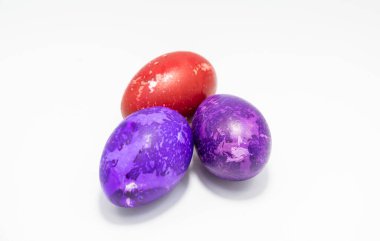 Beyaz arkaplanda renkli paskalya yumurtaları