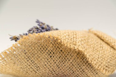 Lavanta çuvalı içinde ışığa doğru