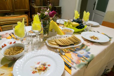 Tablo ayarı ile tabak ve çatal bıçak takımı