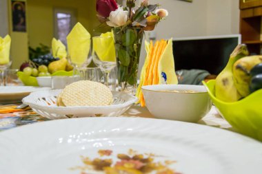 Tablo ayarı ile tabak ve çatal bıçak takımı