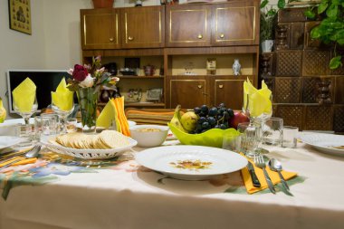 Tablo ayarı ile tabak ve çatal bıçak takımı