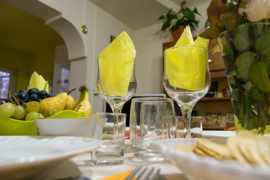 Tablo ayarı ile tabak ve çatal bıçak takımı