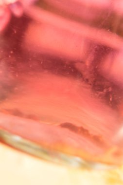 Pembe sıvılı cam kavanoz, görüntüyü kapat