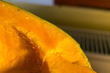 Masada lezzetli portakal karpuzu var, yakın plan.