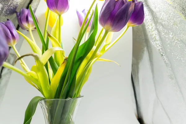 Primer Plano Ramo Tulipanes Amarillos Morados —  Fotos de Stock