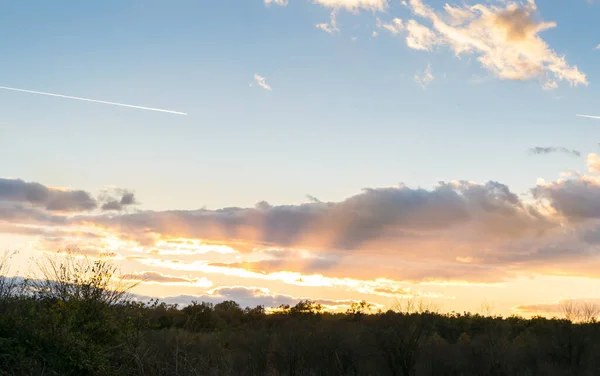 Mooie Zonsondergang Achtergrond Van Weide — Stockfoto