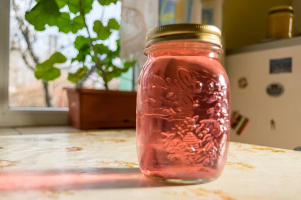 Glazen Pot Met Roze Vloeistof Van Dichtbij Bekeken — Stockfoto