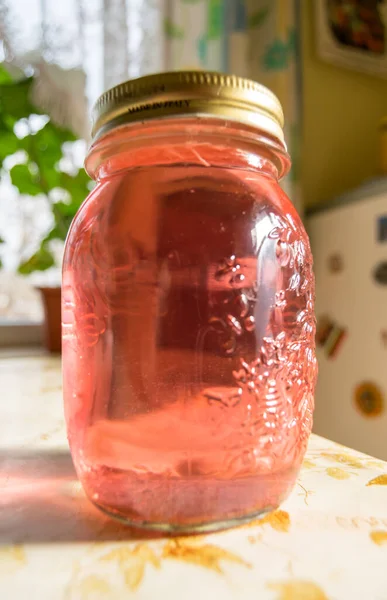 Toples Kaca Dengan Cairan Merah Muda Pandangan Dekat — Stok Foto