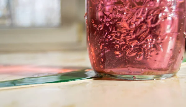 Glazen Pot Met Roze Vloeistof Van Dichtbij Bekeken — Stockfoto