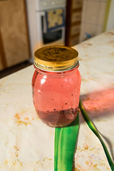 Glazen Pot Met Roze Vloeistof Van Dichtbij Bekeken — Stockfoto