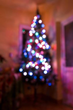 Noel ışıkları arka planında yapay bir ağaç var. 