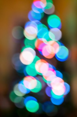 Noel ışıkları arka planında yapay bir ağaç var. 