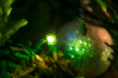 Noel ışıkları arka planında yapay bir ağaç var. 