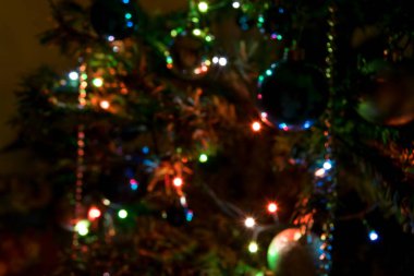 Noel ışıkları arka planında yapay bir ağaç var. 