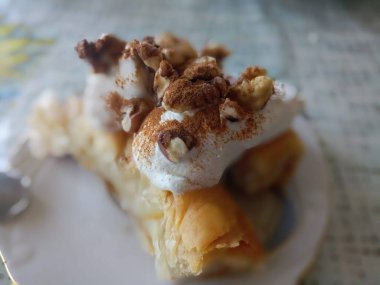 Lezzetli ve taze ev yapımı, fındık ve kremalı tatlı.