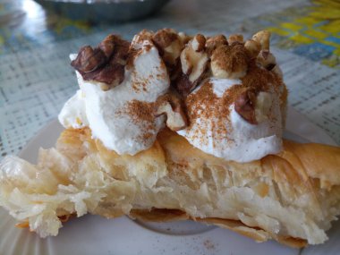 Lezzetli ve taze ev yapımı, fındık ve kremalı tatlı.