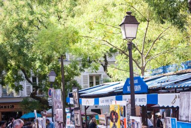 Montmatre, Francia, 26 Ağustos 2018: Montmartre Place du Tertre 'de sanatçılar ve sanat eserleri.
