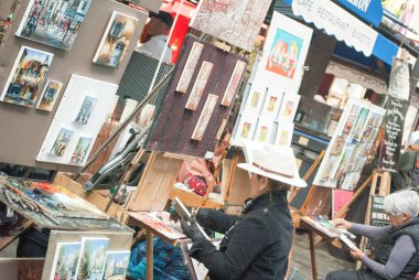 Montmatre, Francia, 26 Ağustos 2018: Montmartre Place du Tertre 'de sanatçılar ve sanat eserleri.