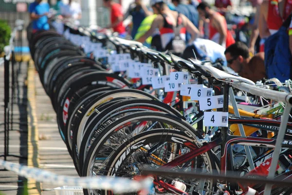 Almonte, İspanya, 11 Haziran 2016: Triatlon yarışmasının transfer alanındaki park alanında spor bisikletleri — Stok fotoğraf