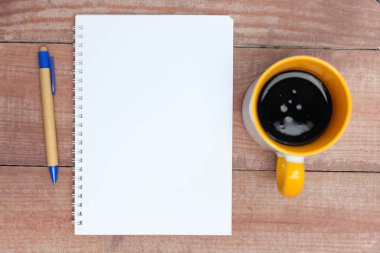 Kalem ve ahşap masanın üstünde not etmek. Ve çay veya kahve.