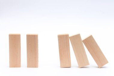 Domino ilkesine durdurulur. Başarılı bir iş. Çözüm. İş kavramı. Beyaz bir arka plan üzerinde. Yatay olarak.