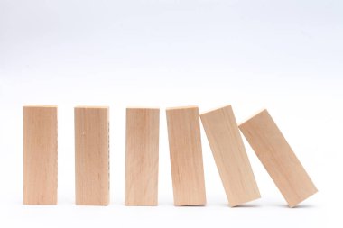 Domino ilkesine durdurulur. Başarılı bir iş. Çözüm. İş kavramı. Beyaz bir arka plan üzerinde. Yatay olarak.