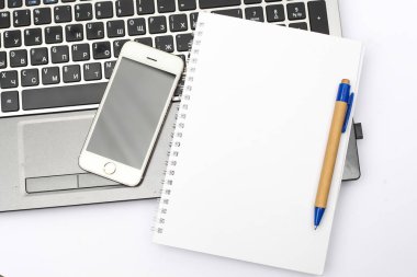 Not etmek üstünde belgili tanımlık laptop klavye metin olmadan. İş görevleri ve sunumlar için telefon. İş kavramı.