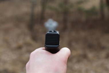 Bir tabanca ateş. Silah yüklenmesi. Adam hedefe yönelik. Atış poligonuna. Kapalı atış poligonuna target USP tabanca ateş adam