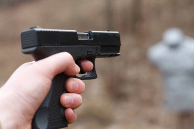 Bir tabanca ateş. Silah yüklenmesi. Adam hedefe yönelik. Atış poligonuna. Kapalı atış poligonuna target USP tabanca ateş adam