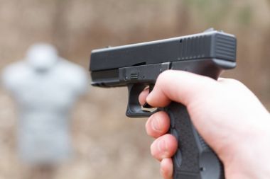 Bir tabanca ateş. Silah yüklenmesi. Adam hedefe yönelik. Atış poligonuna. Kapalı atış poligonuna target USP tabanca ateş adam