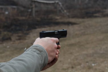 Bir tabanca ateş. Silah yüklenmesi. Adam hedefe yönelik. Atış poligonuna. Kapalı atış poligonuna target USP tabanca ateş adam