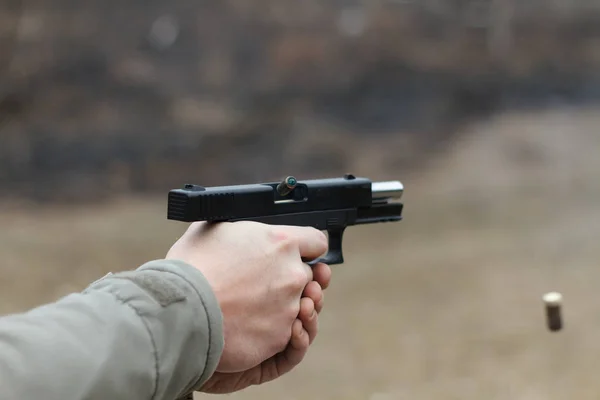 Skytte från en pistol. Laddar om pistolen. Mannen siktar mot målet. Skjutbana. Man skjuter USP pistol på målet i utomhus skjutbana — Stockfoto