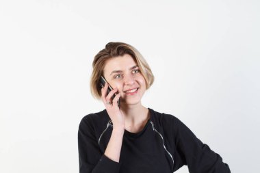 Çok duygusal Evet işkadını. O gülümseme, öfke, saldırganlık, yanlış, öfke. Beyaz bir arka plan üzerinde. Cep telefonu, whit üzerinde izole ile mutlu gülümseyen başarılı iş kadını