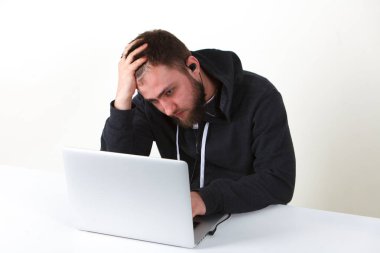 Programcı için endişeleniyorum. İnşaat arkaya belgili tanımlık laptop. İzole, beyaz bir arka plan üzerinde bir kişi.