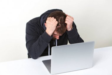 Programcı için endişeleniyorum. İnşaat arkaya belgili tanımlık laptop. İzole, beyaz bir arka plan üzerinde bir kişi.