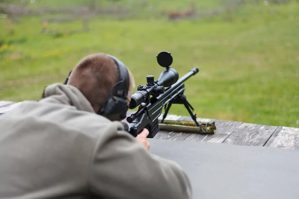 Egy ember mesterlövész arra készül, hogy lőni a cél. — Stock Fotó