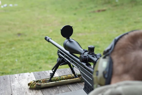 Egy ember mesterlövész arra készül, hogy lőni a cél. — Stock Fotó