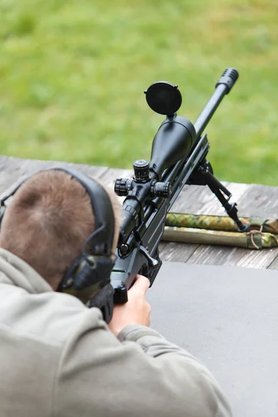 Muž sniper se chystá střílet na cíl. Vertikální Foto — Stock fotografie