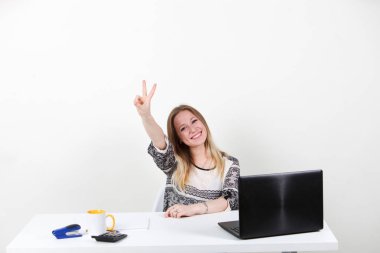 Kız ofiste masada oturma selamlıyor. Bir on-beyaz arka plan.