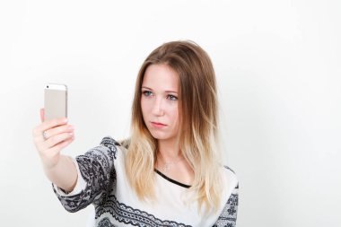 Kız ofis çalışanı selfie iş yapıyor. Beyaz bir arka plan üzerinde.