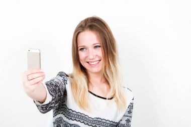 Kız ofis çalışanı selfie iş yapıyor. Beyaz bir arka plan üzerinde.