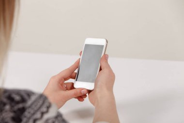 Bir kız bir cep telefonu ekran için kendini tutuyor