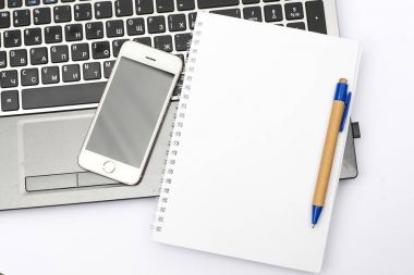 Not etmek üstünde belgili tanımlık laptop klavye metin olmadan. İş görevleri ve sunumlar için telefon. İş kavramı.