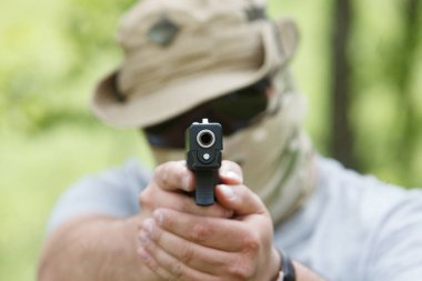 Bir adam bir tabanca ateş eder. O bize bakıyor