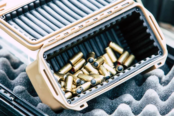 Plastik bir kutu içinde silah için mermi — Stok fotoğraf